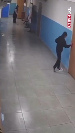 Muğla’da bir öğrenci, yeni silinen yeri kirletmemek için ayakkabılarını çıkarıp çoraplarıyla yürüdü.