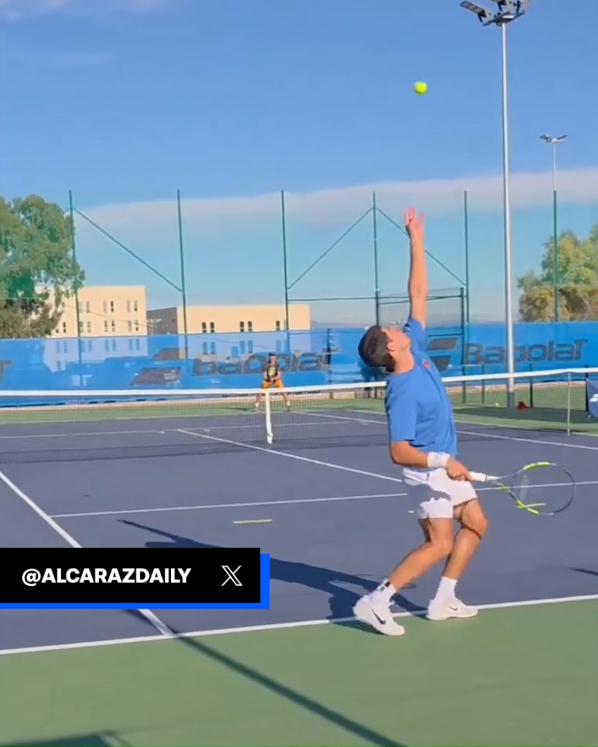 🎅😬 Venga, Carlitos, que hoy viene Papá Noel 🎾 Alcaraz no descansa ni el día de Nochebuena y se machaca con ese objetivo entre ceja y ceja: el Open de Australia 2026