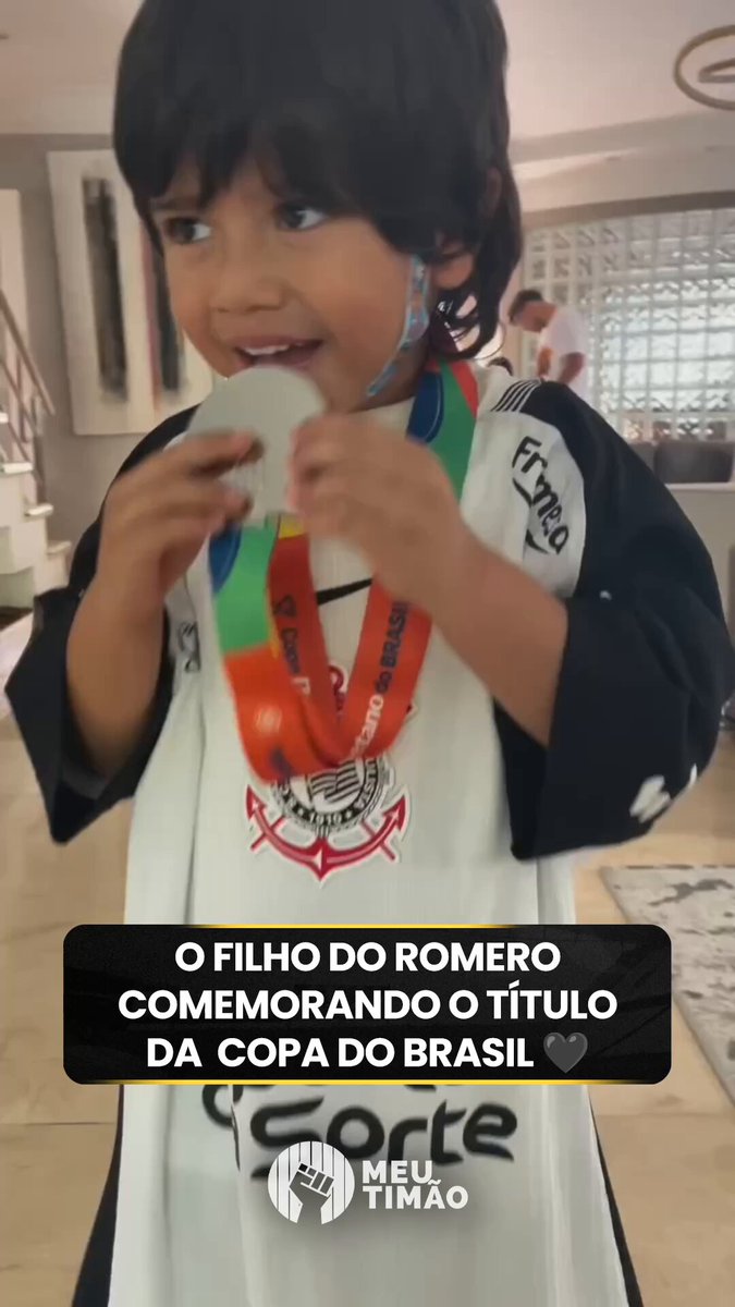 Pra ser sincero, eu não entendi uma palavra que ele falou, mas tenho certeza que o filho do Romero está muito feliz com o título do Corinthians 🖤 🎥 Instagram Stories / Alessandra Alves Personal