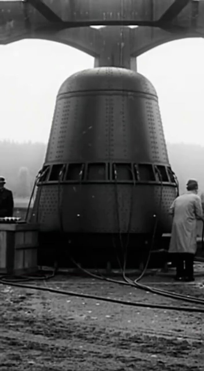 #DieGlocke LaCampana, es el nombre de una supuesta y misteriosa "arma maravillosa", descrita en teorías de conspiración como un dispositivo antigravedad y de viaje en el tiempo, que supuestamente involucraba un fluido violeta llamado "Serum 525" o mercurio rojo. 🇩🇪 #Wunderwaffen