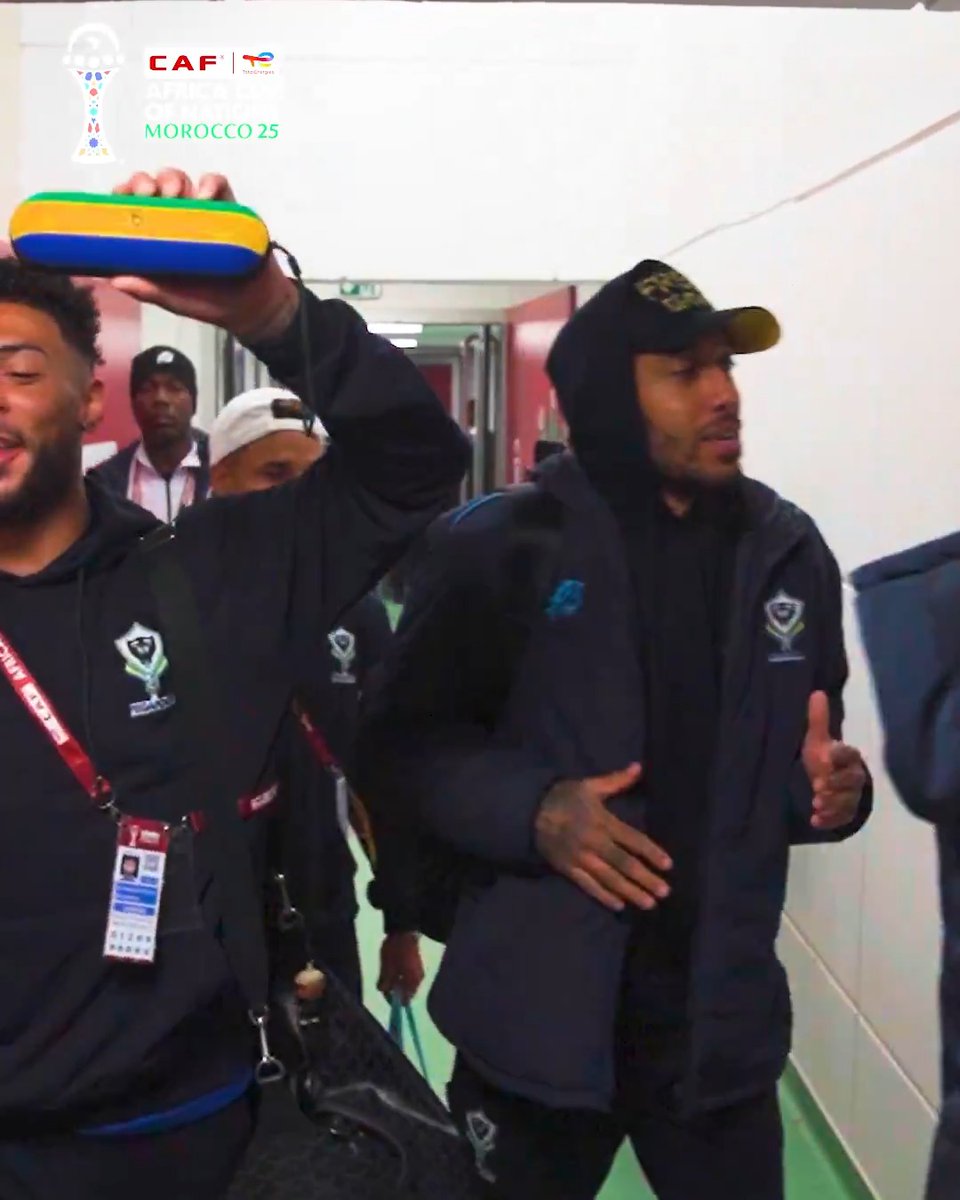 🎶🇬🇦 Mario Lemina ve arkadaşları, şarkı söyleyerek stadyuma giriş yaptı.