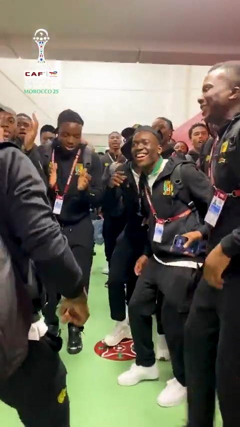 Comme à leur habitude, 𝗟𝗘𝗦 𝗖𝗔𝗠𝗘𝗥𝗢𝗨𝗡𝗔𝗜𝗦 🇨🇲 𝗠𝗘𝗧𝗧𝗘𝗡𝗧 𝗟’𝗔𝗠𝗕𝗜𝗔𝗡𝗖𝗘 𝗔̀ 𝗟𝗘𝗨𝗥 𝗔𝗥𝗥𝗜𝗩𝗘́𝗘 𝗔𝗨 𝗦𝗧𝗔𝗗𝗘. 🎶🤩 #CAN2025