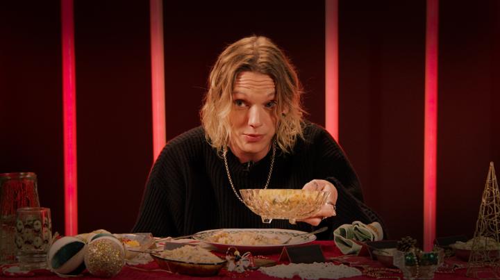 O Jamie Campbell Bower nem esperou dar 0h e já tá ceiando! 🍗🎄💅