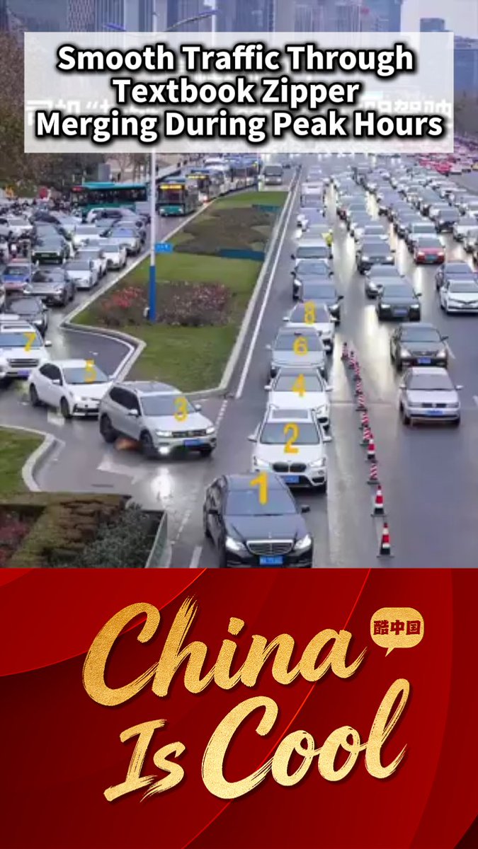 During peak hours, drivers in China demonstrated textbook “zipper merging,” smoothly taking turns to change lanes.