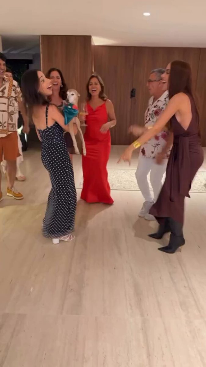 CANTA MESMO! O Plínio cantando "Só Pra Tu" junto com Anitta e sua família.