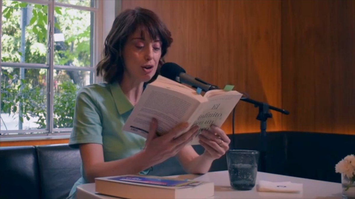 Irene Vallejo ✍️ en lecturas vivas 🎙️, en CulturaUNAM en directo ▶️. Escucha a la escritora y filóloga española leyendo la obra en la que rinde homenaje a un asombroso artefacto que nació hace cinco milenios y en el que cabe el infinito: el libro >