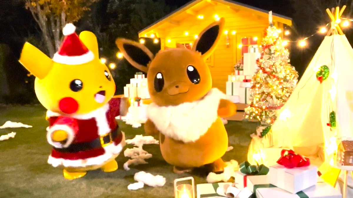 ハッピー #クリスマス🎄🎅 たくさんのプレゼントに #イーブイ もうれしそう💝 みんなも素敵な一日になりますように🎁✨ #Eevee