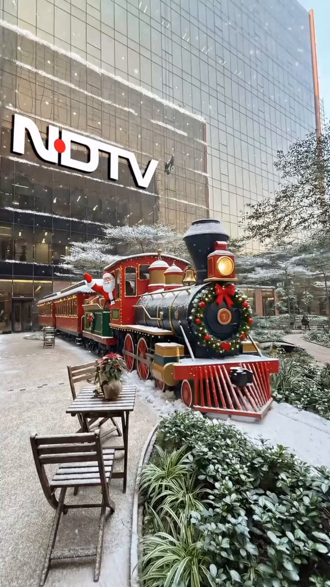 अडानी के दफ्तर में क्रिसमस मनाया जा रहा है और अडानी के दोस्त के समर्थक क्रिसमस पर उत्पात मचा रहे हैं