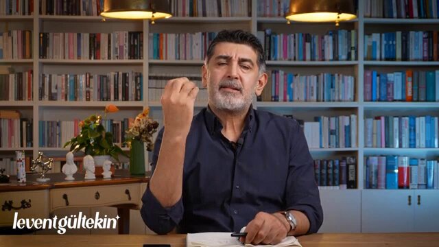 Gazeteci Levent Gültekin: "Leyla Zana'ya küfür etmek Kürtlere küfür etmek demek. Bunu anlamıyor musun? Bu kadar mı kıt akıllısın?" "Statlarda bağırarak, hakaret ederek 'bu barış burada bitecek' sloganı atarak, Kürtlere hakaret ederek bir yere varamazsın. Öfken kime? Niye Öcalan'ı kurucu lider yapmaya çalışana öfken yok da hiç ortalıkta olmayan Leyla Zana'ya küfür ediyorsun? Bir düşün iki dakika. Leyla Zana'ya küfür etmen demek doğal olarak Kürtlere küfür etmen anlamına geliyor, bunu anlamıyor musun? Bu kadar mı kıt akıllısın? Bu kadar mı kullanılmaya, bu kadar mı gaza getirilmeye hazır bir toplum kesimisin? 'Bu barış bitecek' sloganı atılıyorsa belli ki içerde bazı odaklar artık bu insanları, bu milliyetçilik duygusu kabarmış insanları provoke ediyorlar. Açık bir şekilde özellikle bir bölücülük dalgası yayılıyor."