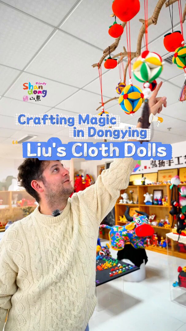 Check out a beginner taking on Dongying's Liu's Cloth Doll challenge! His first time sewing — and surprisingly steady! Come see how his very own sandbag turns out.