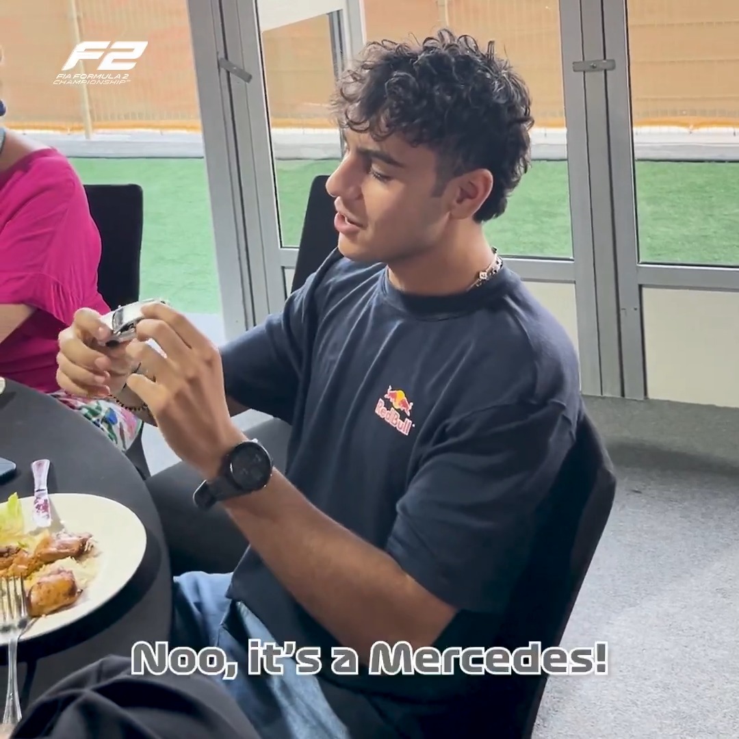 A time for giving 😊 Merry Christmas from all of us here at Formula 2 🎅🏻🎄 #F2 #RoadToF1
