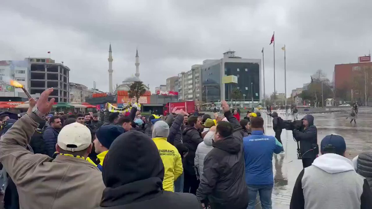 Fenerbahçe taraftarları Sadettin Saran'ın serbest bırakılmasını kutluyor.