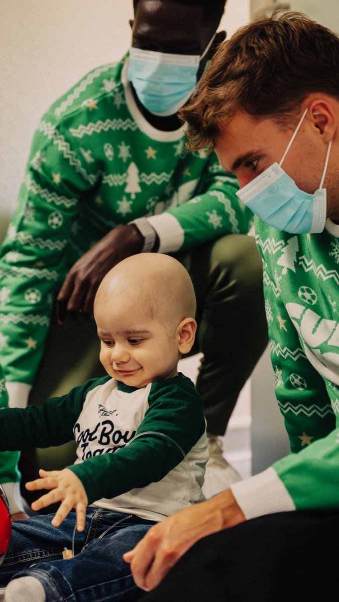 Quoi de plus beau que d'accompagner le Père Noël pour distribuer un peu de magie et d'espoir aux petits héros stéphanois ? ✨ Joyeux Noël à toutes et tous ! 💚