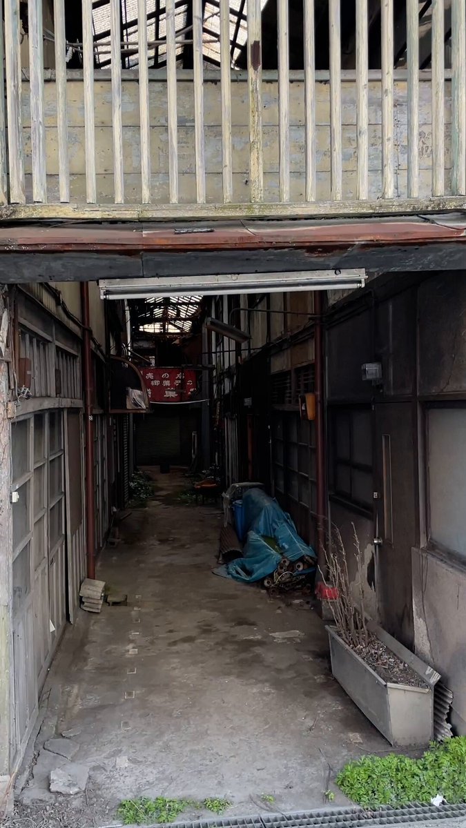 荒廃が進む商店街。廃墟のような佇まいだが、驚くことにまだ人が住んでいる。