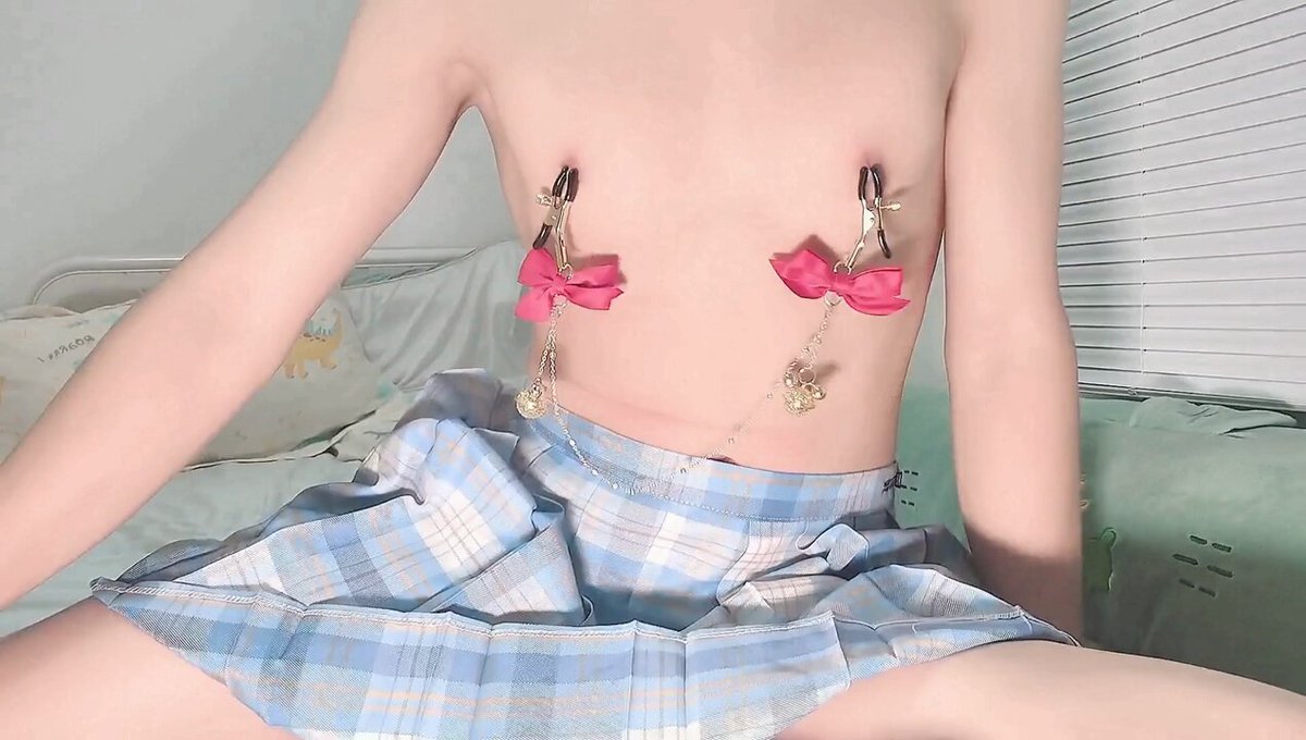 这就是圣诞节要穿的服装嘛…怎么后面要塞上铃铛啊！ #男娘 #可爱の男孩子 #女装 #小男孩 ＃肛塞 ＃乳夹 ＃铃铛