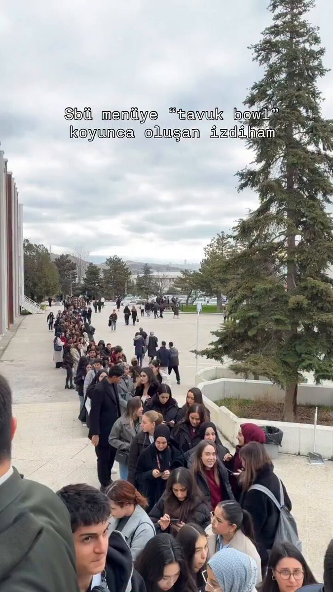 Sağlık Bilimleri Üniversitesi'nde "tavuk bowl" çıkınca yemekhanenin önündeki kuyruk görüntülendi.
