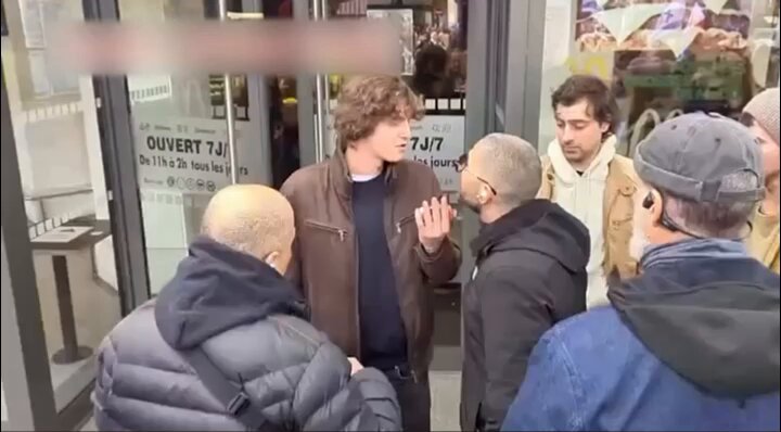 Lors de la manifestation organisée à Paris par des lobbies pro-israéliens, le service d’ordre a expulsé du cortège plusieurs non juifs. Les Français non juifs en question sont insultés de "sales Français". L’un a été giflé et ils ont subi un flot d’insultes : “Ni*** ta mère"...