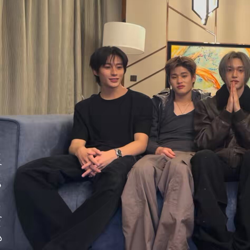 찬영이가 아까 받은 상 상금 얘기했던 거 ㅋㅋㅋ 매니저형이랑 서로 주겠다 아니다 마음만 받겠다 ㅜㅜ 이러는 거 엄청 착한견이죠