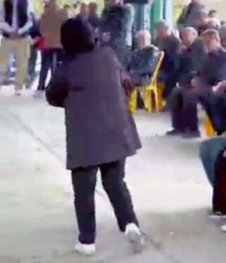🚨مادر فرزاد خوش‌برش، جوانی که بر اثر شکنجه در بازداشتگاه اداره اطلاعات ساری جان باخت، روز پنجشنبه ۴ دی‌ماه ۱۴۰۴ در مراسم چهلم فرزندش با زاری و بی‌تابی مقابل حاضران ظاهر شد. صحنه‌های دردناک این مراسم بار دیگر ابعاد جنایت و خشونت سیستماتیک رژیم تروریستی جمهوری اسلامی علیه معترضان را آشکار کرد؛ جنایتی که خانواده‌ای را داغدار و جامعه‌ای را در سوگ و خشم فرو برده است.