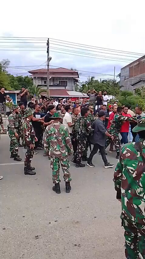 Demo ricuh 💥 di Lhokseumawe setelah aparat Kopassus bersenjata membubarkan massa berdemo. Aksi demo damai diwarnai pengibaran Bendera Putih 🏳️‍🏳️‍ sebagai bentuk kekecewaan atas lambatnya bantuan pemerintah pusat dan larangan bantuan internasional pascabencana terbesar di Aceh–Sumatera. Selama ini Relawan Aceh mengibarkan Bendera Putih dan Bendera Aceh dalam konvoi bantuan sebagai simbol solidaritas, protes, dan jeritan kemanusiaan. 🌀 Banjir Aceh akibat Cyclone Senyar adalah bencana banjir–longsor terparah dalam sejarah Aceh dan Sumatera. Gubernur Aceh menyebutnya: “Tsunami Kedua.” Tragedi ini diperparah oleh pembabatan hutan besar-besaran untuk perkebunan sawit dan illegal logging.