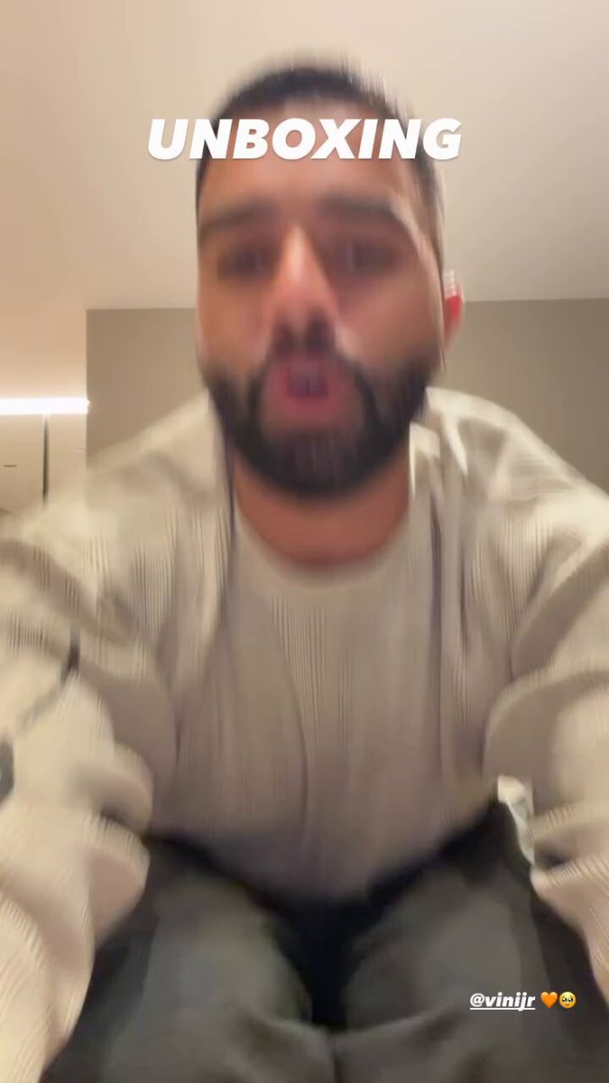 🚨VEJA: Vini Jr. presenteia melhor amigo de Virginia com tênis de R$ 10 mil.