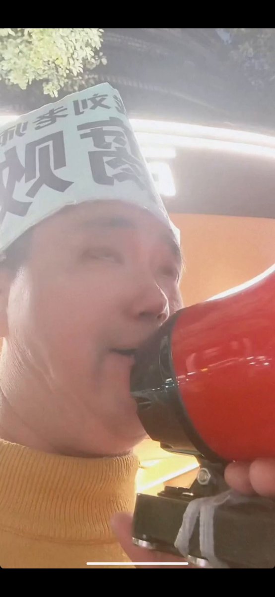 12月25日晚，广东潮州 男子在街头拿扩音器大声呼吁“反腐败”