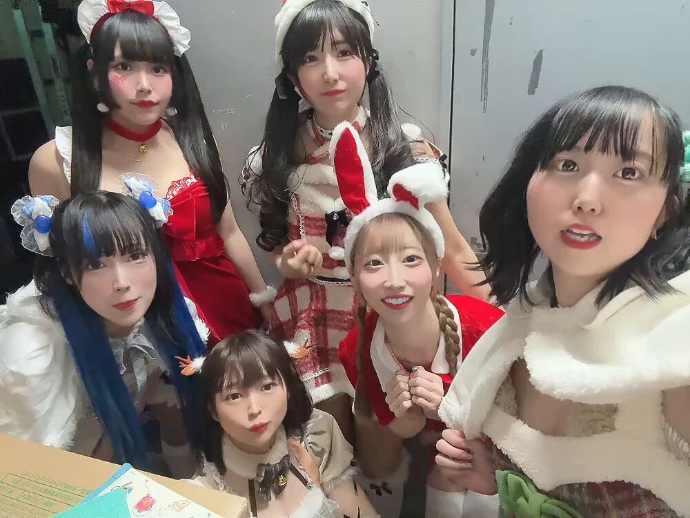 本日渋谷近未来会館さんにてリネスマスライブありがとうございました🎄 クリスマス当日も沢山のサンタさんが来てくれて嬉しかったです🎅💖 【Next Live▶︎12/27(土)KMAパラダイスホール】 🧡浜辺ひかり生誕祭2025 『君が好きだ！』🧡 一緒にお祝いしましょう🎵🎂 DGZとしての出演となります💖 🎤set list🎤 1 クリームソーダとCherry 2 TOUCH 3 LIAR 4 道玄坂的アイドル #道玄坂69