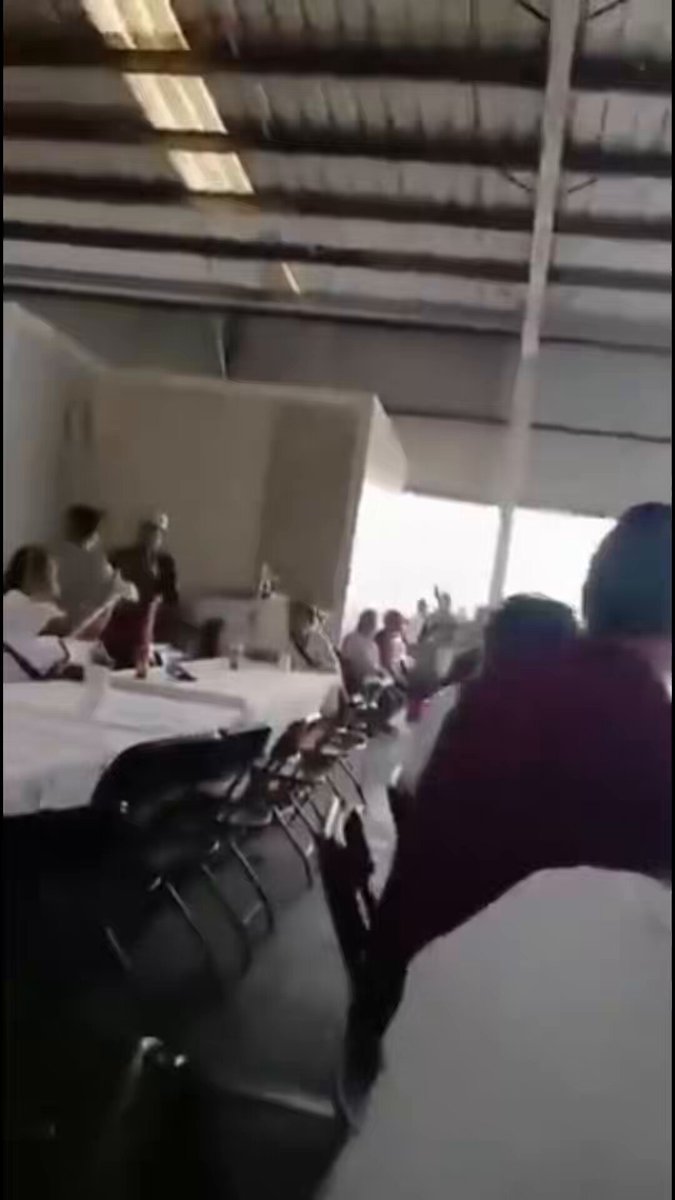 Mejor no hubiera dicho nada. “No hay pedo, aunque digan que está bien fea o mocha tu esposa…” Pero luego: “Yo vengo a divertir a la gente, no a insultar a nadie”. —Pichurris