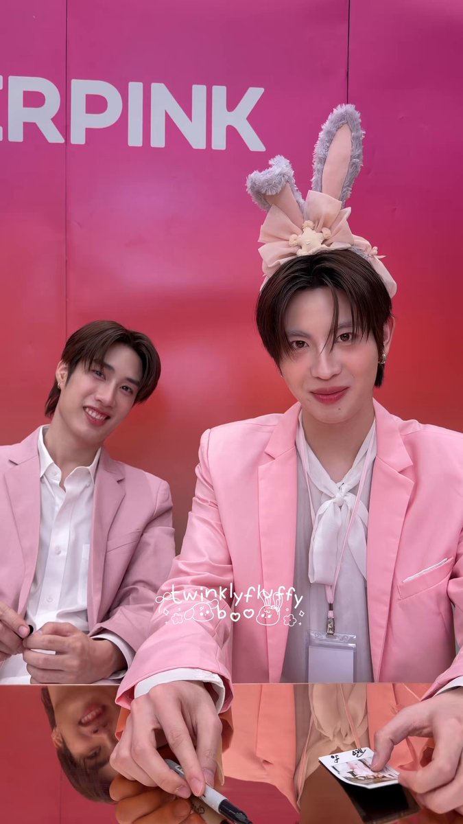 “ของเติ้ล” แบบเหมือนรอให้ถามมานานแล้วอะ แล้วตอนรอน้องตอบก็มีคนลุ้นคำตอบมากเลยอะดิ รู้แล้วพี่ๆๆๆๆ y——y TFO WRAPPED WITH LOVE #EverpinkxTleFirstone ♡ #เติ้ลเฟิร์สวัน #TleFirstone