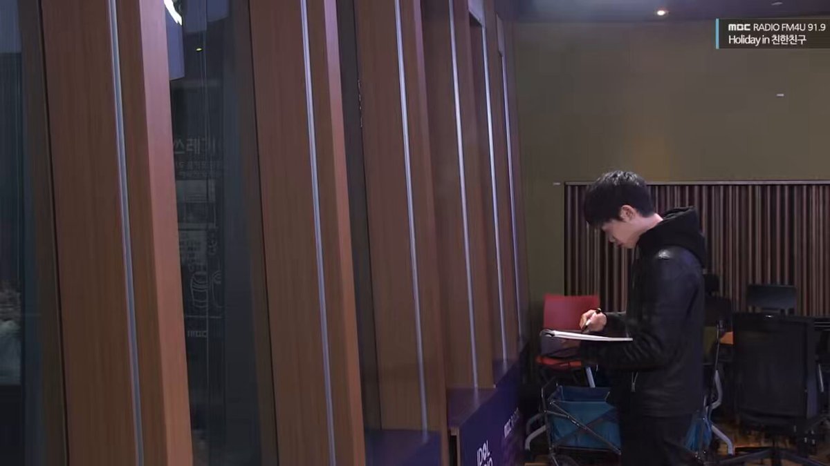 노숙 선언이 많이 충격적이엇나봐 끝까지 노숙결사반대 1인 시위하심ㅋㅋㅋㅋㅋㅋㅋㅋㅋ