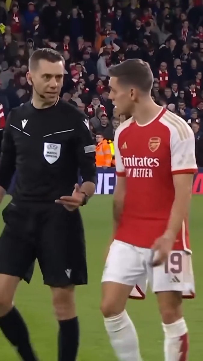 Live scenes of a father and son disputing the Christmas game result 😤