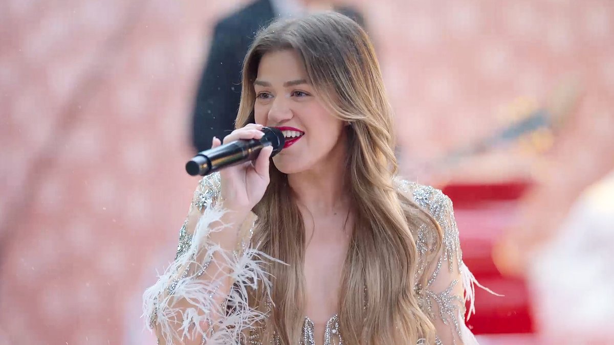 YOU KNOW WHAT TIME IT IS 🎄🎶 Kelly Clarkson kicks off NFL Christmas Gameday, starting LIVE now on Netflix 🏈
