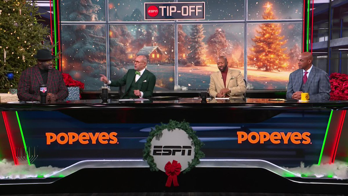 Santa Shaq started the show exchanging gifts 🎁 Wait for Chuck's reaction 😂