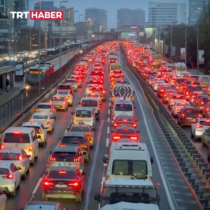İstanbul'da akşam saatlerinde trafik yoğunluğu %90'a çıktı.