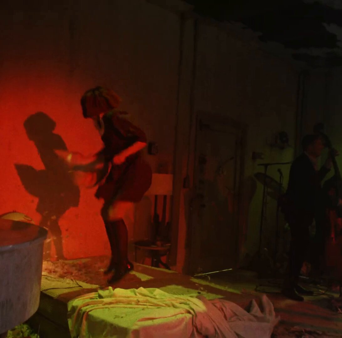 não tem nada melhor do que ver a Gaga transpirando talento, entrega e alegria em cima de um palco, né? ela com uma leveza e, ao mesmo tempo, uma potência: cada nota, cara arranjo, cada performance deram para o harlequin um outro sentido e um novo fôlego para ele continuar caminhando sozinho como um projeto grandioso. e que delícia ver um show tão bem produzido e dirigido, com uma direção de fotografia que deixa a gente com água na boca. sem falar de todo o impecável design de produção do palco que ficou um primor. sinto que esse registro vai abrir muitas portas criativamente para o que vem por aí e fico muito feliz por ela ter lançado. a Gaga é uma em um milhão mesmo. são 17 anos de carreira e ainda alcançando um auge em vocais, presença de palco e essência artística. não tem ninguém como ela mesmo. que espetáculo, irmãs! 🛟