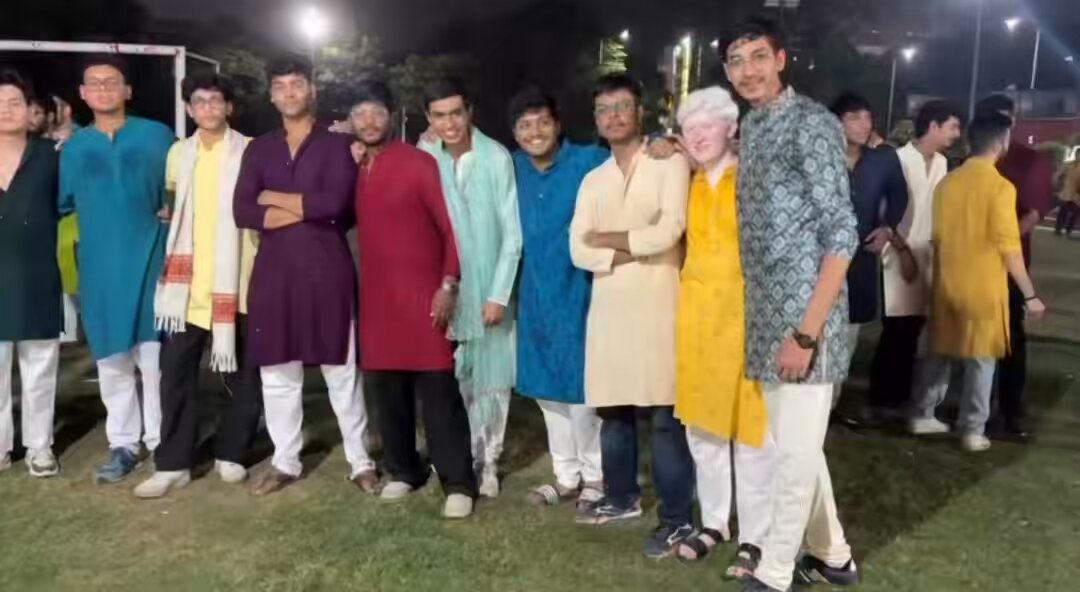 Ek ladki toh sabke group mein hoti heh 😞😭