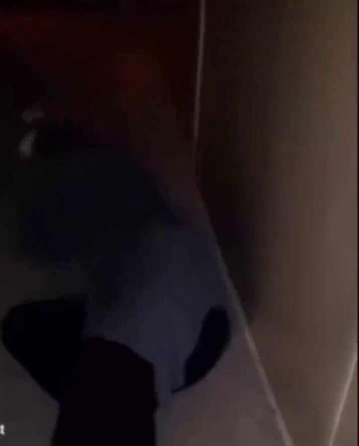 Gece duyduğu seslere uyanan bir adam karısının cin tarafından ele geçirildiğini görüyor 😱😱😱