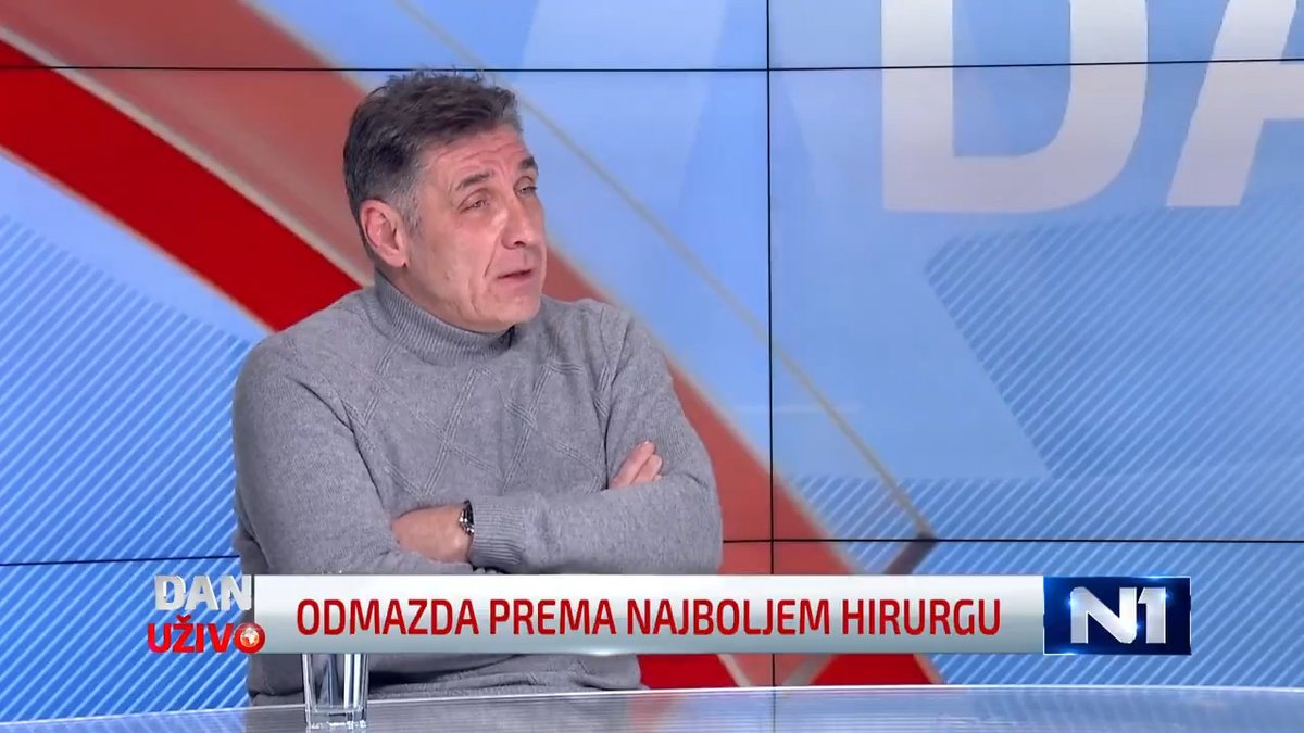 Jedan od najuglednijih hirurga jetre u Srbiji, profesor dr Vladimir Dugalić, dobio je otkaz u Univerzitetskom kliničkom centru Srbije uprkos pravosnažnoj sudskoj odluci kojom je naloženo da bude vraćen na staro radno mesto. Komentarišući odluku, Dugalić je u #DanUživo sa Maja Dragić 🍓 rekao kako nikada nije video ni upoznao direktorku Kliničkog centra koja je jedina potpisana na njegovom rešenju o otkazu. “Da me je makar pozvala, da kaže zbog toga i toga vas otpuštamo. Čak, sada kada smo gledali sa pravnim timom, mojim advokatom Zdenkom Tomanovićem, mi smo videli da zapravo nije ni njen potpis na toj odluci, kao da je neko potpisao umesto nje. Ja nemam apsolutno nikakav kontakt sa tom ženom, a najmizernije je da se ona nijednom nije ni pojavila na suđenju, ni na jednom od tri ročišta”, kaže Dugalić. Ipak, Dugalić kaže da je vrlo jasno, kao i da “svi znaju ko stoji iza otkaza o njegovom otkazu”. “Aktuelni, privremeni ministar zdravlja, nadam se ne još dugo jer je, nažalost, devastiran zdravstveni, državni sistem, koji tone sve dublje i dublje. Zna se ko je odgovoran za to - onaj ko je na čelu takvog sistema”, kaže sagovornik N1.