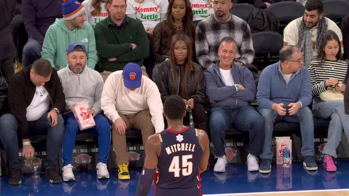 "I only dunk when she's here." Donovan Mitchell showing off for Coco Jones 😂