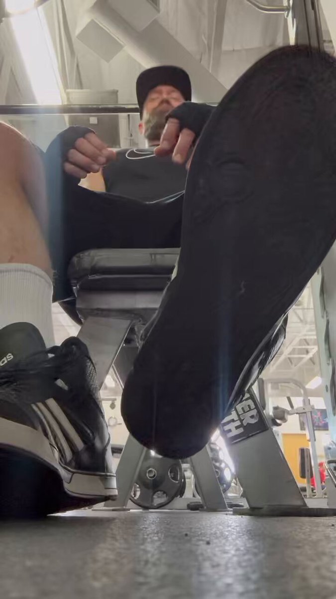 I love tucking tinies away in my shoe for safe keeping, want in? 😈 #macro #sizetwitter