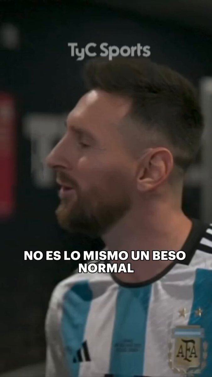 EL VERDADERO BESO DE VAGO 😘💙 Messi, la Selección Argentina y su gente, al ritmo del tema del verano, entre los videos más vistos del año en TyC Sports.