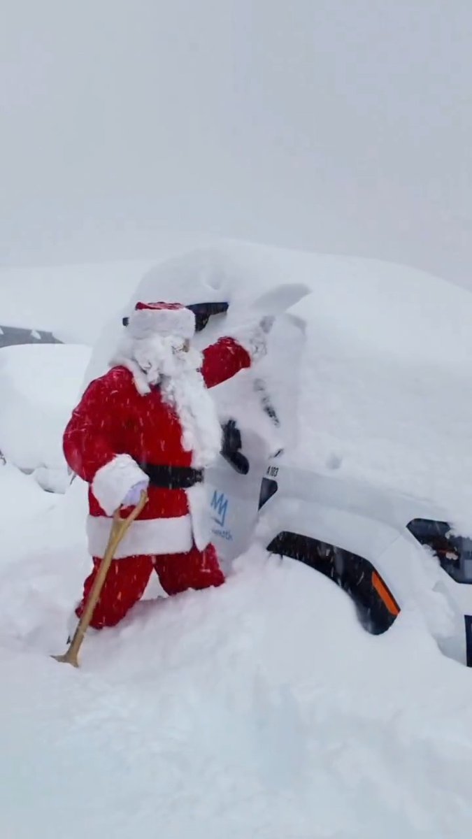 YESTERDAY MammothMountain, CA, Just Got 36" of Snow in 24-Hours on the Summit! The forecast is calling for 72" at Main Lodge by the time this 3-day storm is over... As you can see from this video, it snowed a helluva lot in the parking lot, too... Christmas miracles do happen 🎄☃️🎁🎅! 📸 Peter Morning, Samantha Lindberg, Kim Shoots