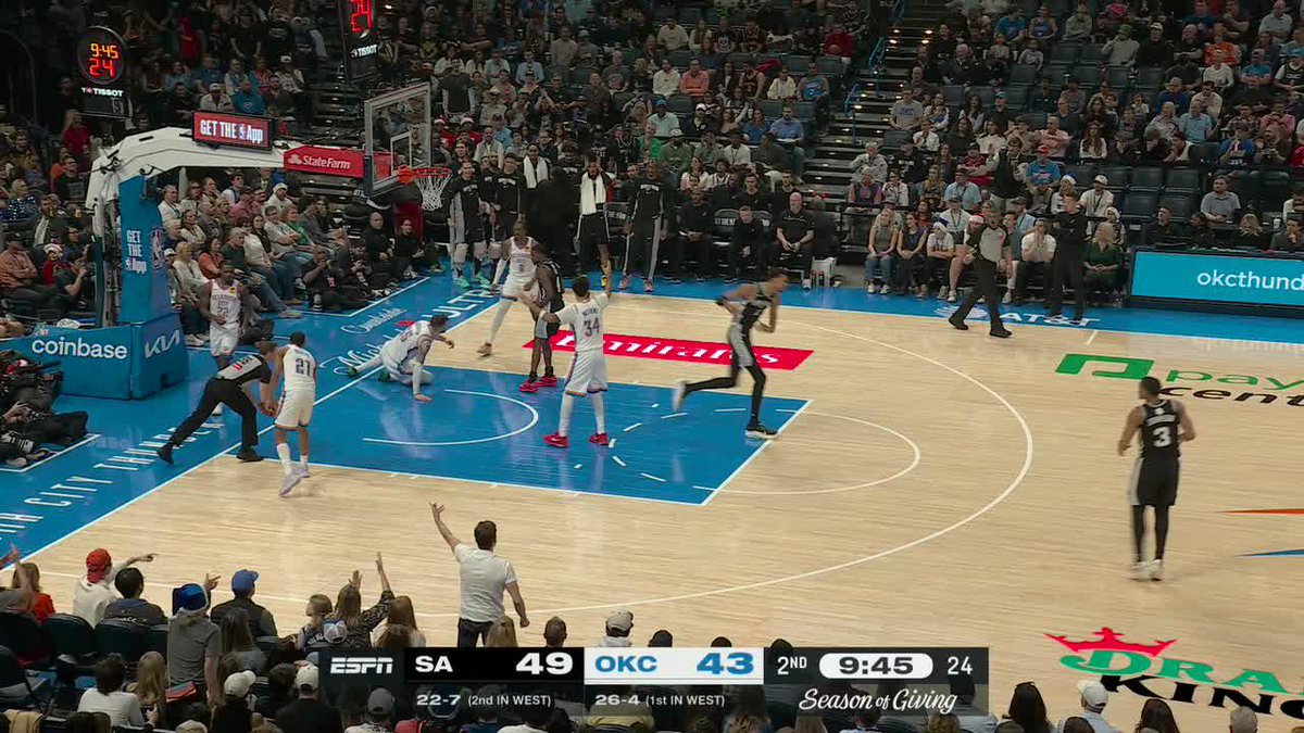 Wemby on his own putback 💪