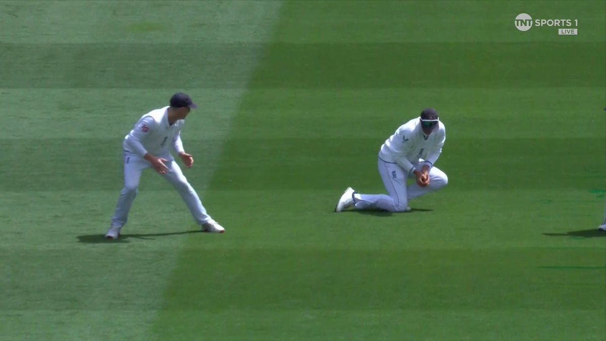 A THIRD WICKET FALLS! 🙌 Rinse and repeat, this time straight to Joe Root - Labuschagne goes for 6 🤝 📺 Watch #TheAshes LIVE on TNT Sports and discovery+