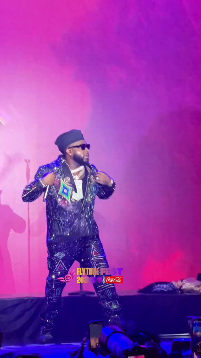 Davido hits the stage with “Dami Duro” at his headline concert at Flytime Fest! 🔥