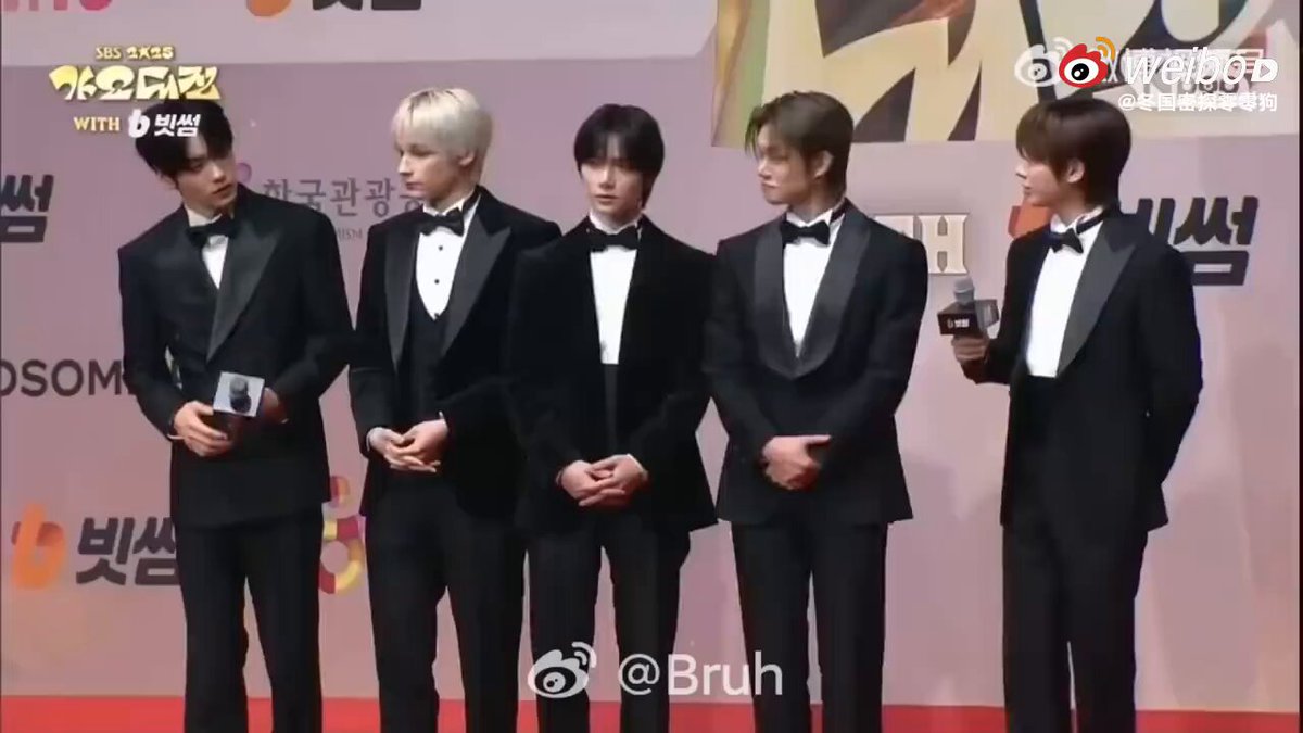 ขอแก้ความเข้าใจผิดที่งาน SBS GAYO เมื่อวันที่ 25 ธ.ค. น้องหนาวไม่ได้โดนบอยคอตจากมายหรือแฟนคลับอะไรทั้งนั้น มันคือทวิตปั่นจากแอนตี้ที่ตั้งใจโจมตี บริเวณ red carpet ตรงนั้นมันคือพื้นที่สื่อ ฟค.ทั่วไปไม่สามารถเข้าบริเวณนั้นได้ คนที่เข้าไปได้คือคนที่ซื้อ Global Package ที่จองได้เฉพาะคนต่างชาติ ฟค.เกาหลีไม่สามารถเข้าไปได้เลย ละคนที่อยู่บริเวณนั้นส่วนมากก็จะเป็นคนจีน คือเรื่องที่บอกว่าไม่กรี๊ดให้ ก็อยากให้ดูของวงอื่นๆประกอบด้วยนะ ปกติก็แทบไม่กรี๊ดอยู่แล้ว จะกรี๊ดให้เสียงดังก็ตอนที่เมมเบอร์วงนั้นๆพูดภาษาจีน ตามประสาแฟนคลับคนจีนน่าจะเข้าใจใช่มั้ย เรื่องมันก็แค่นี้เลย คือแอนตี้พยายามปั่นว่าน้องหนาวโดนเทจากแฟนคลับเกาหลีมาตลอด ซึ่งความจริงไม่ใช่ ฟค.เกาหลีตอนนี้กลับมาปกติกันหมดแล้ว ไม่อยากให้จำไปว่าน้องโดนอะไรแบบนี้