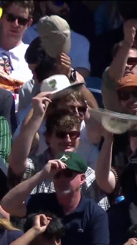 A record #Ashes crowd tip their cap to Shane Warne at 3:50pm, a nod to his cap number being 350.