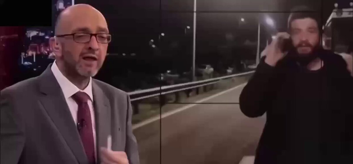 Αυτό έγραψε! Αγρότης «ταπώνει» και «πετσοκόβει» τον Ζαχαρό σε 41 δευτερόλεπτα: Αγρότης: «To 80% του ελληνικού λαού είναι μαζί μας!» Ζαχαρός: «Και τι σημαίνει αυτό;» Αγρότης: «Σημαίνει ότι όσοι περνάνε μας λένε "μην υποχωρείτε και μην ακούτε τα φερέφωνα και τους παπαγάλους που τα παίρνουν από την πίσω πόρτα"!»