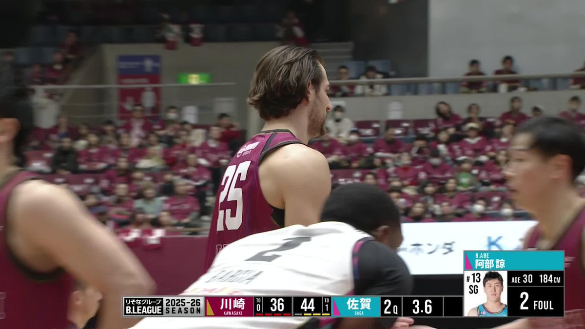 2Q終了間際に飯田遼の3Pシュートが決まり5点差で前半終了。 12/26(金) 川崎 vs 佐賀 バスケットLIVE でライブ配信中📱