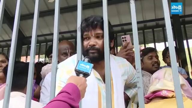 50 నిమిషాల్లో 5000 టికెట్లు ఆన్లైన్ లో ఎలా కొట్టారు. ఆన్లైన్ లో ఒక్క టికెట్ కొట్టడానికి 40SEC పడుతుంది అలాంటిది 5000 టికెట్లు ఎలా కొట్టారు. వాటర్ ఫెసిలిటీస్ బాగాలేవు ,వాష్ రూమ్స్ అస్సలు బాగాలేవు. - భక్తులు